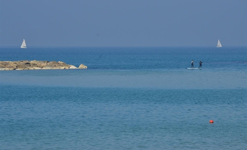 תמונת אוירה - גולש בים ליד שובר גלים